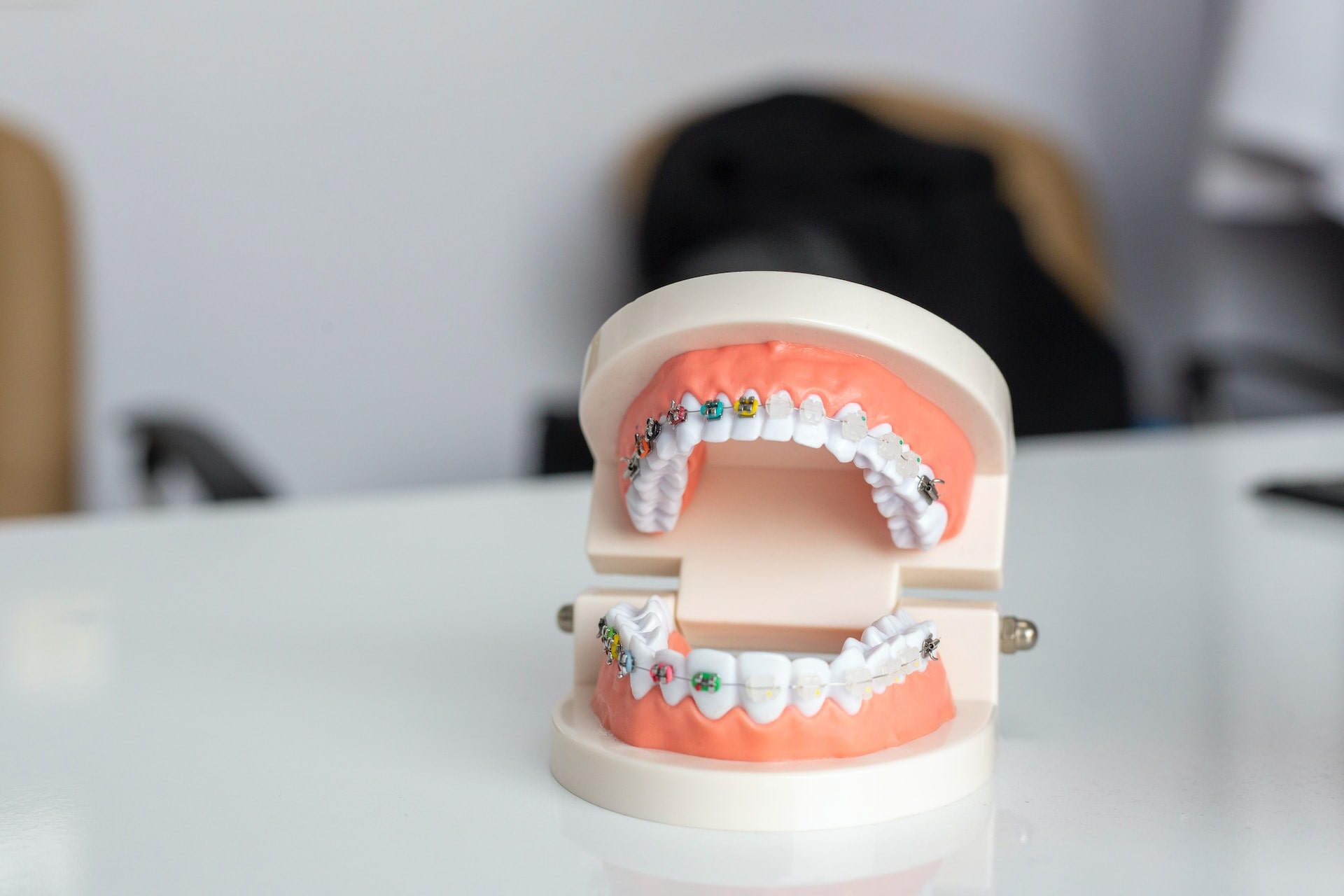 Jak długo bolą zęby po założeniu aparatu?